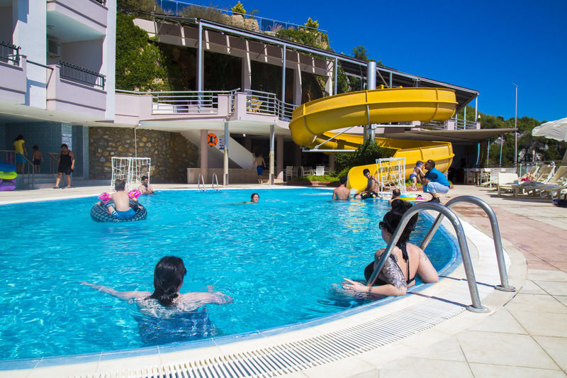 Blue Night Hotel โคนัคคลึ ภายนอก รูปภาพ